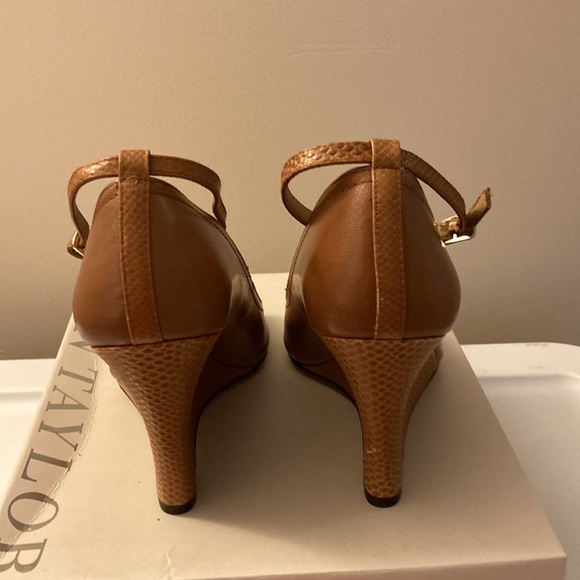 Ann Taylor leather peep toe wedge (size 7) - Picture 3 of 5